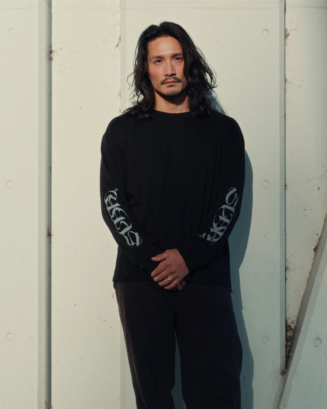 SLEEVE TYPOGRAPHY LONG T-SHIRT